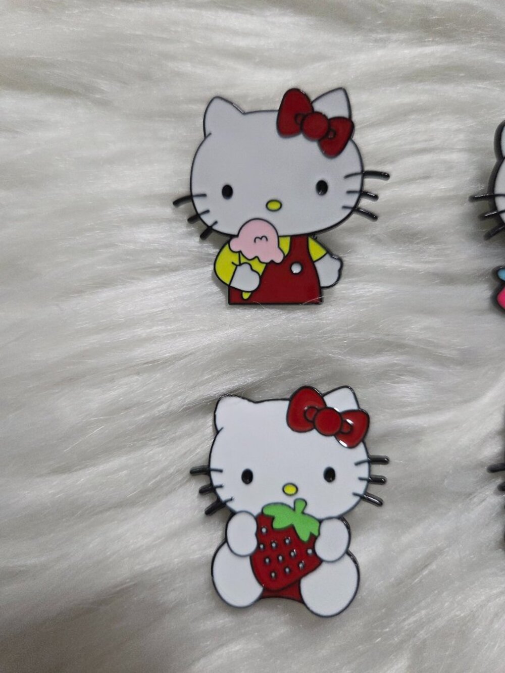Hello Kitty Pin Set - Picture 5 of 6